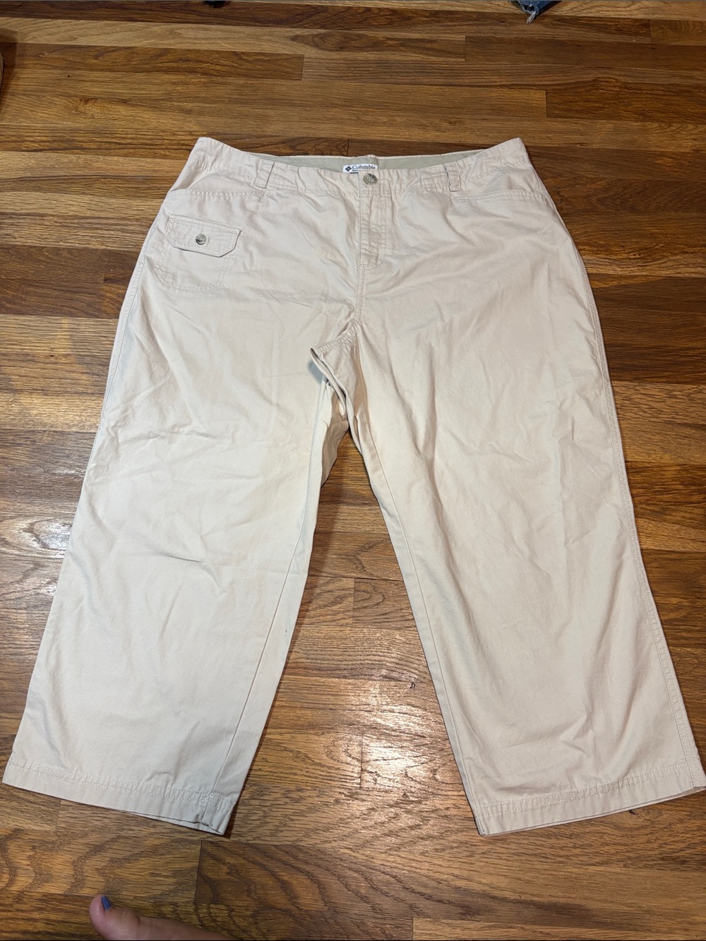 COLUMBIA beige khaki style capri pants